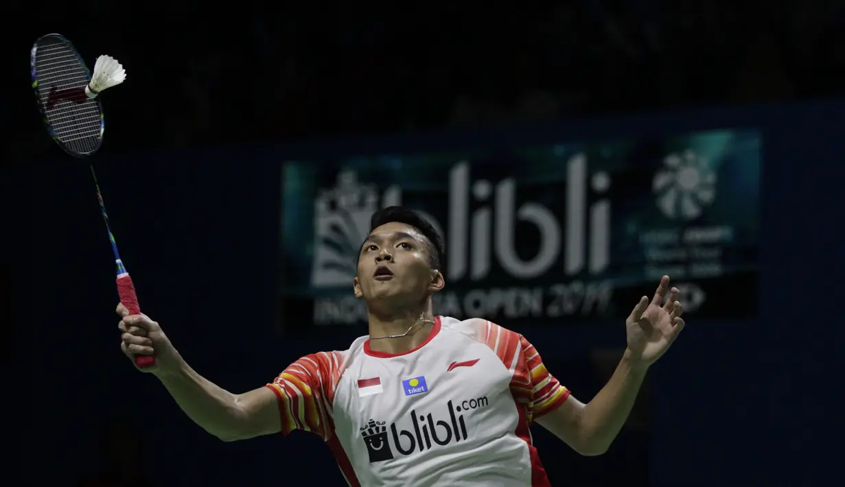 Tunggal putra Indonesia, Jonatan Christie, mengembalikan kok saat melawan Rasmus Gemke pada Blibli Indonesia Open 2019 di Istora Senayan, Jakarta, Selasa (16/7). Jojo menang 21-17 24-22. (Bola.com/Vitalis Yogi Trisna)