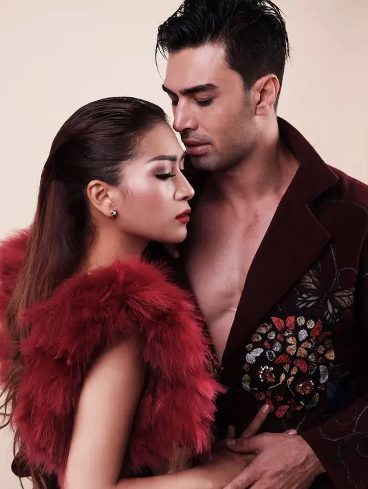 Masih menurut adiknya Tata, mantan personil grup vokal bentukan Ahmad Dhani, Dewi Dewi tersebut sedang mengumpulkan uang untuk menggelar resepsi pernikahannya. (Instagram/tatajaneetaofficial)