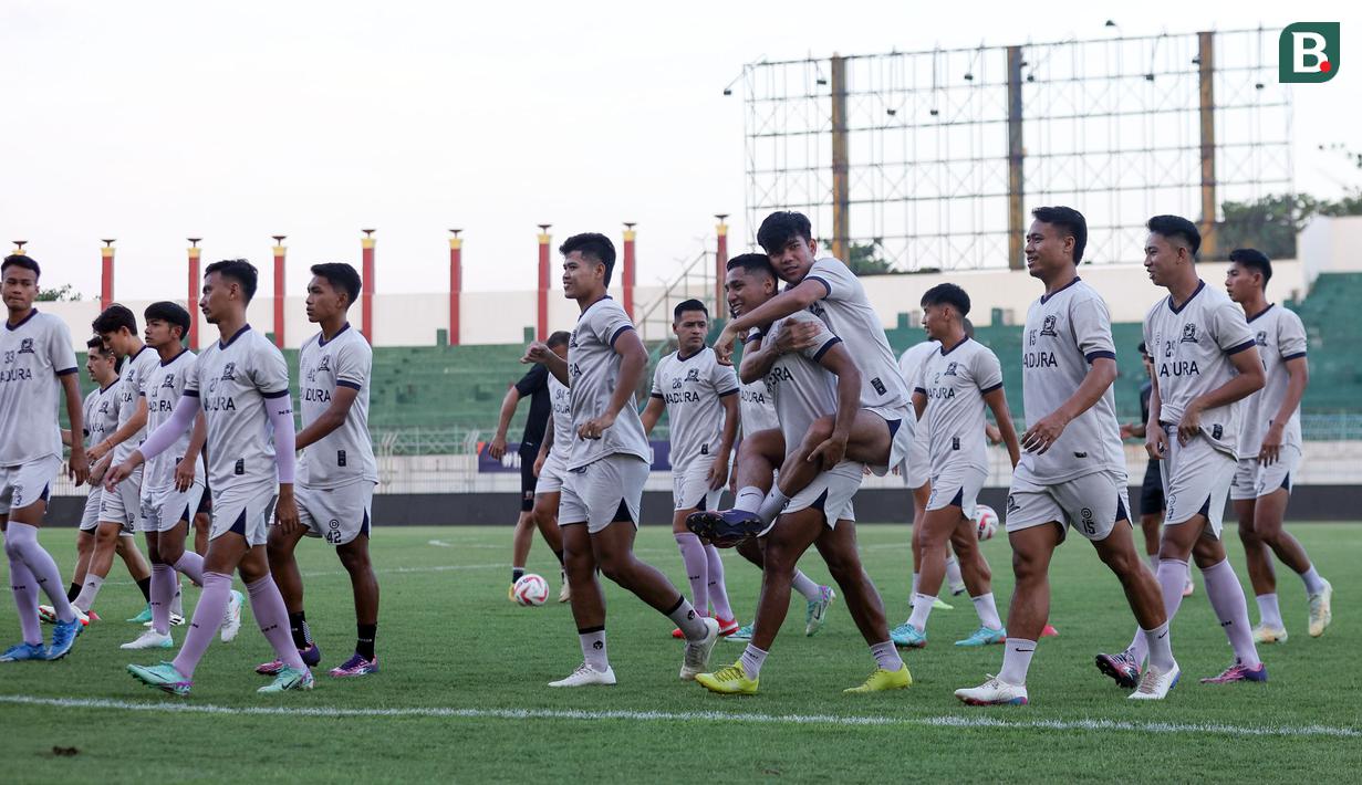 Tuan rumah Madura United menggelar latihan dalam sesi official training di Stadion Gelora Bangkalan, Madura, Kamis (30/5/2024) jelang menghadapi Persib Bandung pada laga leg kedua final BRI Liga 1 2023/2024 yang akan digelar Jumat, 31 Mei 2024. Para pemain Sapeh Kerrab tampak rileks menjalani latihan yang dipimpin langsung pelatih Rakhmat Basuki dan optimis mampu melakukan comeback usai kalah 0-3 pada leg pertama. (Bola.com/Bagaskara Lazuardi)