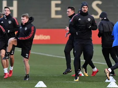 Striker Manchester United, Zlatan Ibrahimovic, mengikiuti sesi latihan jelang laga Liga Champions di Manchester, Senin (4/12/2017). Manchester United akan berhadapan dengan CSKA Moscow. (AFP/Paul Ellis)