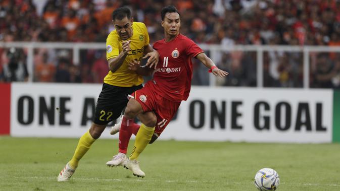 Pemain Persija Jakarta, Novri Setiawan, berebut bola dengan pemain Ceres-Negros, Omid Nazari, pada laga Piala AFC di SUGBK, Jakarta, Selasa (23/4). Persija takluk 2-3 dari Ceres-Negros. (Bola.com/Vitalis Yogi Trisna)