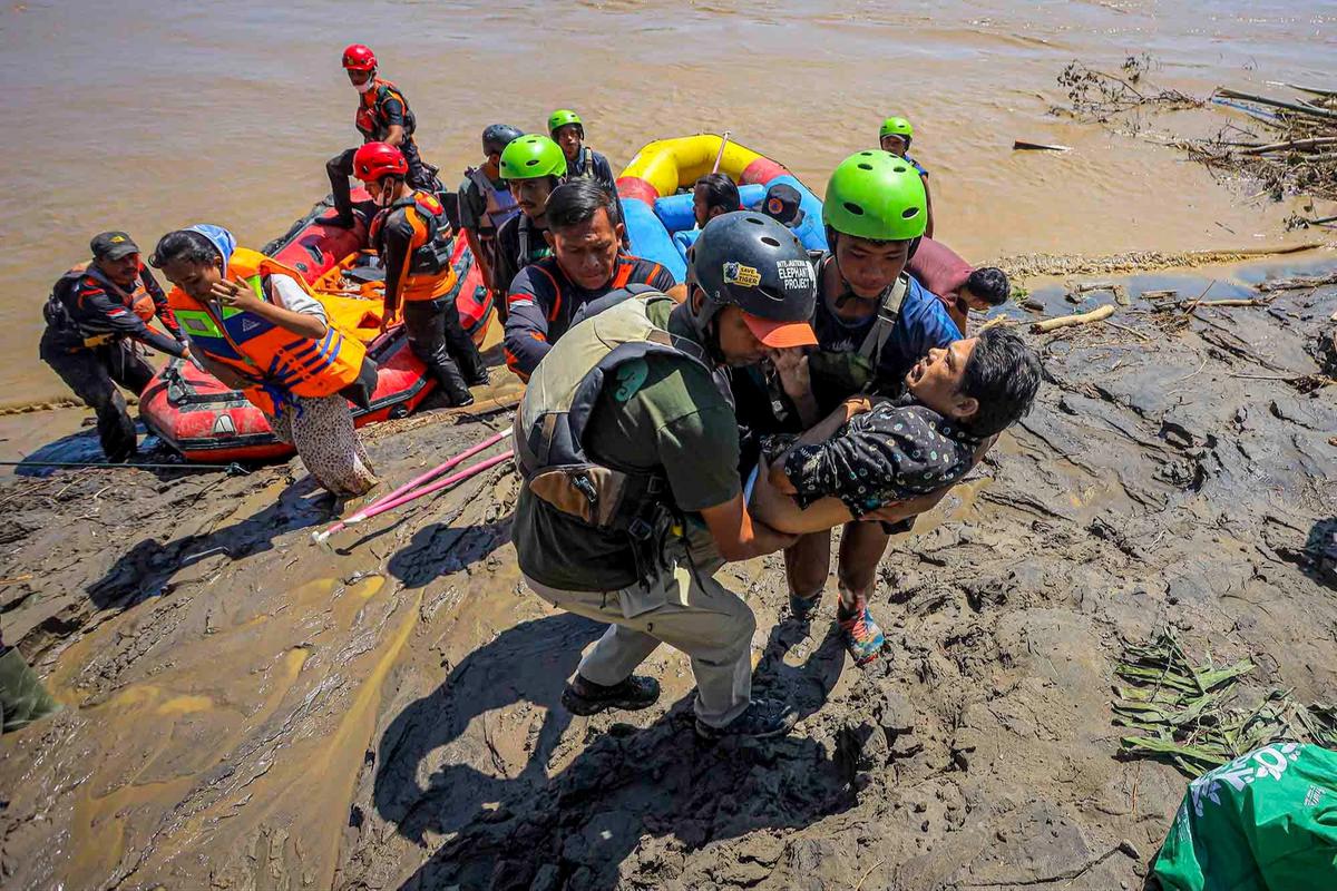 FOTO: Beratnya Evakuasi Korban Banjir Bandang di Bireuen, Aceh