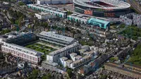 Arsenal bermarkas di Highbury (kiri) pada September 1913 hingga Mei 2006. Setelahnya hingga saat ini,  Arsenal bermain di Emirates Stadium (kanan). (The Football Stadiums)