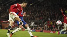 Penyerang Manchester United Cristiano Ronaldo mencetak gol pertama timnya ke gawang Chelsea pada lanjutan Liga Inggris 2021/2022 di Old Trafford, Manchester, Jumat (29/4/2022) dini hari WIB. Laga Manchester United vs Chelsea berakhir tanpa pemenang. Kedua tim berakhir sama kuat 1-1. (AP Photo/Dave Thompson)