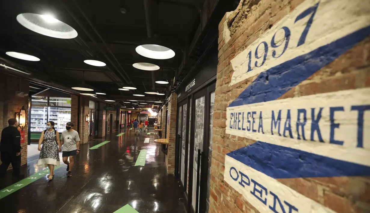 Orang-orang berjalan di Pasar Chelsea, New York, Amerika Serikat, 7 September 2020. Sebagian toko katering dan retail di Pasar Chelsea telah kembali beroperasi di tengah pandemi COVID-19. (Xinhua/Wang Ying)