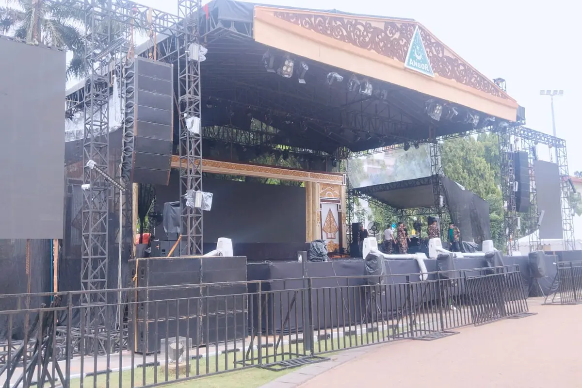 Panggung pengajian bareng Gus Iqdam bersama Pemerintah Kota Depok dan masyarakat di Lapangan DOS, Balai Kota Depok. (Liputan6.com/Dicky Agung Prihanto)