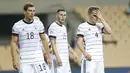 Pemain Jerman, Leon Goretzka, Niklas Suele dan Matthias Ginter, tampak lesu usai ditaklukkan Spanyol pada laga UEFA Nations League di Estadio Olimpico de Sevilla, Rabu (18/11/2020). Spanyol menang dengan skor 6-0. (AP/Miguel Morenatti)