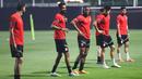 Para pemain Bahrain tampak santai dalam sesi latihan perdana di Jakarta pada Sabtu (22/03/2025) WIB malam.