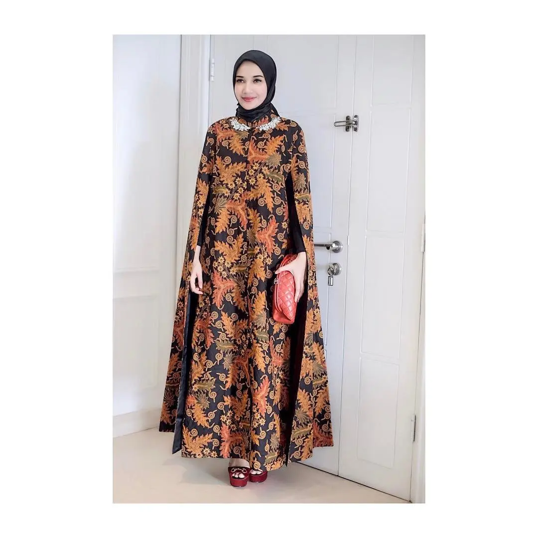 Penampilan hijab makin terlihat elegan dengan memakai batik cape dress seperti yang dipakai Zaskia Sungkar. (sumber foto: @zaskiasungkar15/instagram)