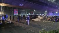 Polisi membubarkan paksa sekelompok massa berpakaian hitam yang membuat kericuhan saat Hari Buruh di Bandung, Jawa Barat. (Foto: Merdeka.com)