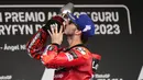 Pembalap Ducati Lenovo Team, Pecco Bagnaia, melakukan selebrasi setelah berhasil meraih kemenangan dalam balapan MotoGP Spanyol 2023 di Sirkuit Jerez pada Minggu (30/4/2023). (AP Photo/Jose Breton)