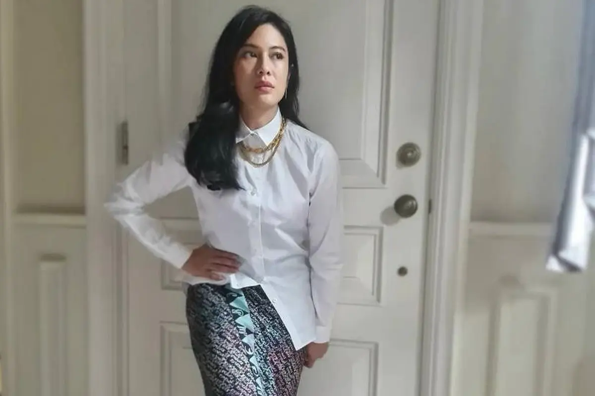 8  Inspirasi OOTD Kain Batik Kekinian ala Seleb, Nadin Amizah-Dian Sastro