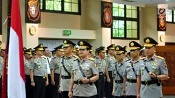 Irjen Suroso Hadi Siswoyo (tengah) mengikuti upacara pelantikan dan serah terima Jabatan di Gedung Rupatama Mabes Polri, Jakarta, Selasa (5/9). Kini, Suroso menjabat Kapolda Lampung menggantikan Irjen Pol Sudjarno. (Liputan6.com/Helmi Afandi)