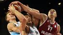 Pemain Bosnia dan Herzegovina, Andrija Stipanovic (tengah) berebut bola dengan pemain Rusia, Semen Antonov dalam EuroBasket grup A di Montpellier, Prancis. (10/9/2015). (AFP Photo/Pascal Guyot)