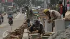 Pekerja saat menyelesaikan proyek rehabilitasi ruas jalan Ciputat-Pamulang, Tangerang Selatan, (28/1). Pemerintah Provinsi Banten akan melakukan rehab pada beberapa titik ruas jalan yang menghabiskan lebih dari Rp 21 miliar. (Liputan6.com/Faisal R Syam)
