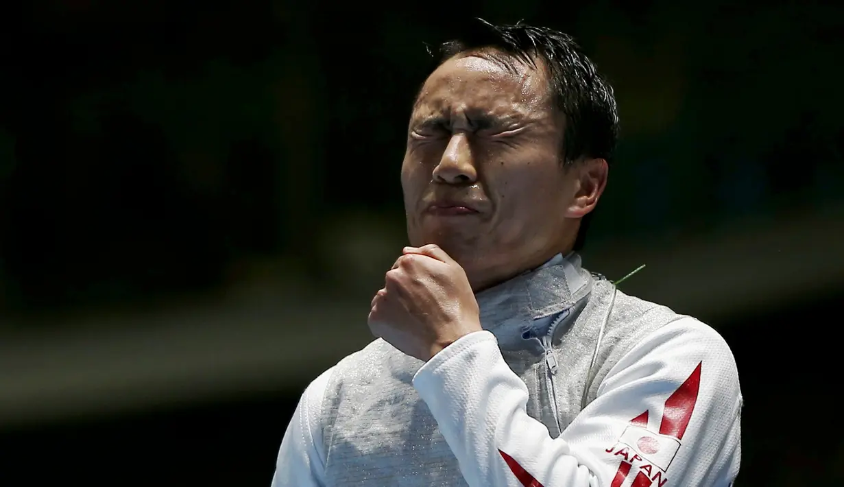 Atlet Anggar asal Jepang, Yuki Ota terlihat kecewa usai kalah pada tunggal putra anggar di Carioca Arena 3 - Rio de Janeiro, Brasil, (7/8). (REUTERS/Issei Kato)