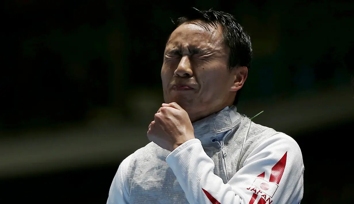 Atlet Anggar asal Jepang, Yuki Ota terlihat kecewa usai kalah pada tunggal putra anggar di Carioca Arena 3 - Rio de Janeiro, Brasil, (7/8). (REUTERS/Issei Kato)