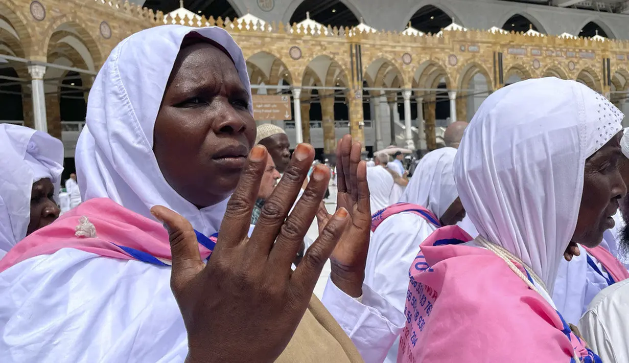 <p>Sehubungan dengan itu, jemaah disarankan untuk melaksanakan tawaf ifadah setelah selesai mabit di Mina. Yakni setelah Nafar Awal atau Nafar Tsani. Mengingat jarak dari Mina ke Masjidil Haram cukup jauh dan tidak ada kendaraan. (AP Photo/Amr Nabil)</p>
