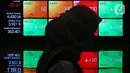Pengunjung melintas di papan elektronik yang menampilkan pergerakan Indeks Harga Saham Gabungan (IHSG) di Bursa Efek Jakarta, Rabu (15/4/2020). Pergerakan IHSG berakhir turun tajam 1,71% atau 80,59 poin ke level 4.625,9 pada perdagangan hari ini. (Liputan6.com/Johan Tallo)