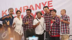 Cagub Basuki T Purnama dan Cawagub DKI Jakarta Djarot Saiful Hidayat berfoto bersama musisi dan artis yang hadir dalam acara kampanye rakyat di Rumah Lembang, Menteng, Jakarta Pusat, Senin (28/11). (Liputan6.com/Immanuel Antonius)