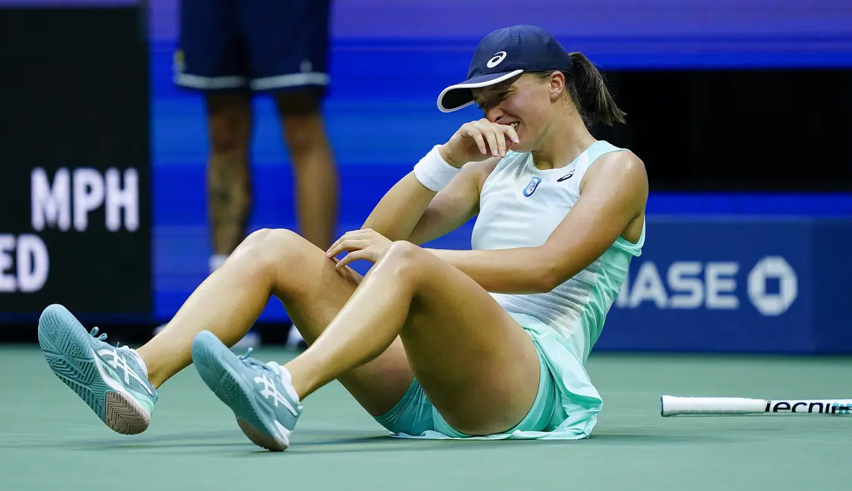 Set kedua pun harus diselesaikan dengan tie break saat kedua pemain sempat berbagi angka 6-6. Iga Swiatek akhirnya mampu menutup set kedua setelah unggul 7-5 dalam tie break sekaligus memenangkan laga final dengan dua set langsung 6-2, 7-6 (5). (AP/Matt Rourke)
