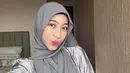 Adiba Khanza tampil cantik dengan busana shimmer berwarna abu-abu. Dipadukan dengan hijab chifon polos dengan warna yang lebih gelap [@adibakhanza]