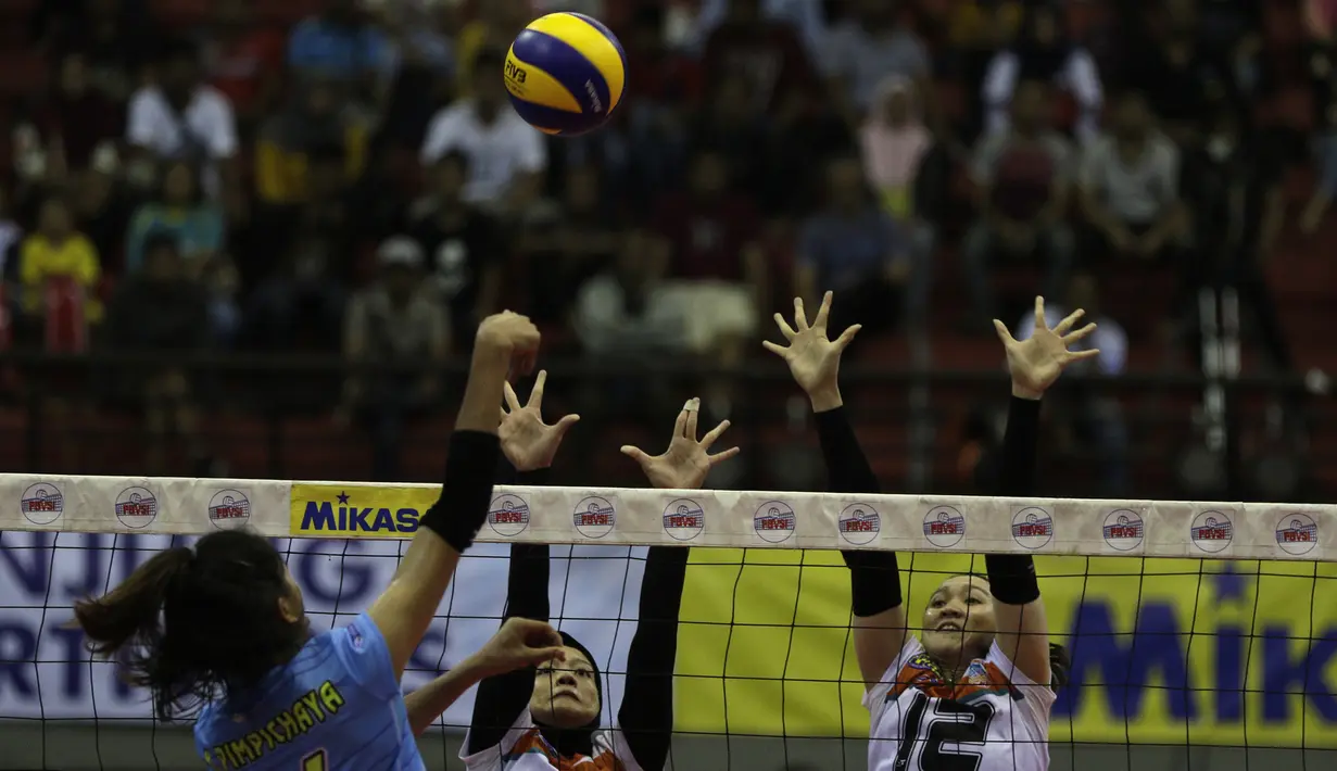 Para pevoli Jakarta BNI 46 berusaha menahan smash saat melawan Bandung Bank BJB pada perebutan tempat ketiga Proliga 2019 di GOR Among Rogo, Yogyakarta, Sabtu (23/2). BNI 46 menang 3-1 atas BJB. (Bola.com/Yoppy Renato)
