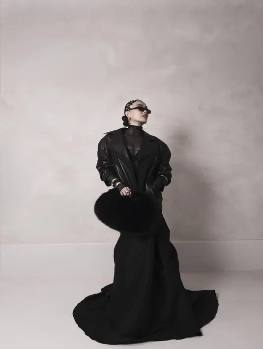Kombinasi ini menciptakan layering yang dramatis sekaligus sensual tanpa terlihat berlebihan. Nuansa monokrom hitam yang dipilih membuat keseluruhan look tampak sleek dan sophisticated. [@agnezmo].