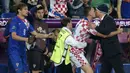Fan Kroasia berhasil menyusup ke lapangan hijau di laga Irlandia vs Kroasia Piala Eropa 2012 dan berusaha mencium Slaven Billic pelatih Kroasia. ( AFP/Odd Andersen )