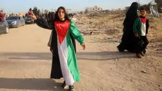 Seorang perempuan muda mengenakan gaun dengan warna bendera Palestina saat orang-orang kembali ke Rafah, Jalur Gaza selatan pada 19 Januari 2025. (Eyad BABA/AFP)