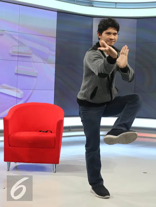 Aksi Iko Uwais saat menjadi bintang tamu di acara Dear Life, SCTV Tower, Jakarta, Rabu (28/7). Pertemuan dengan sutradara Gareth Evans membuat sinar kebintangan Iko semakin cemerlang. (Liputan6.com/Herman Zakharia). 