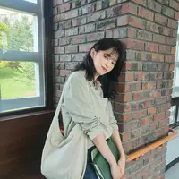 Memerankan karakter Yo Na Bi, seorang mahasiswa seni, Han So Hee kerap berpenampilan simpel. Salah satunya dengan memadukan shirt dan celana jeans. Ia juga melengkapi penampilannya dengan tote bag. (Instagram/xeesoxee).