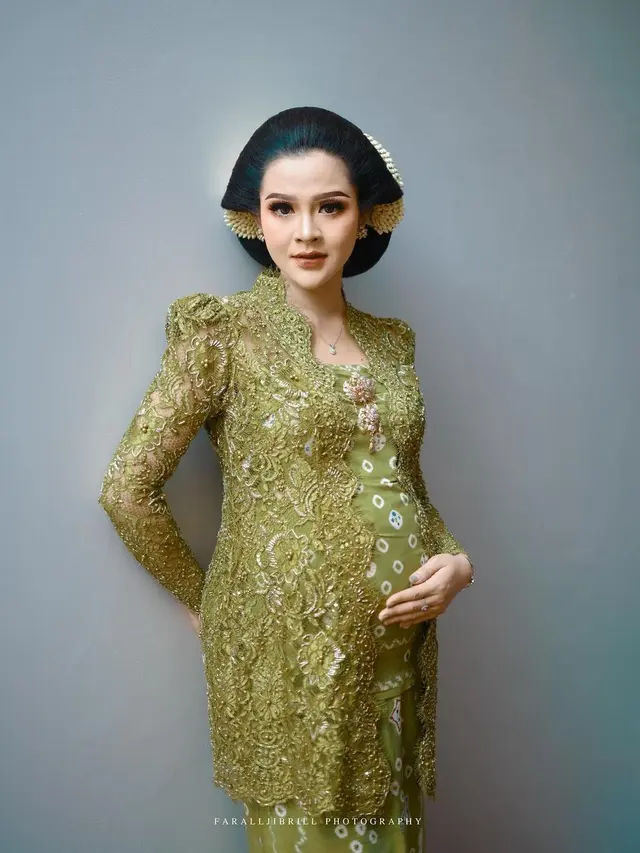 6 Potret Tampilan Ayu Bella Bonita Berkebaya di Acara 7 Bulanan Kehamilan