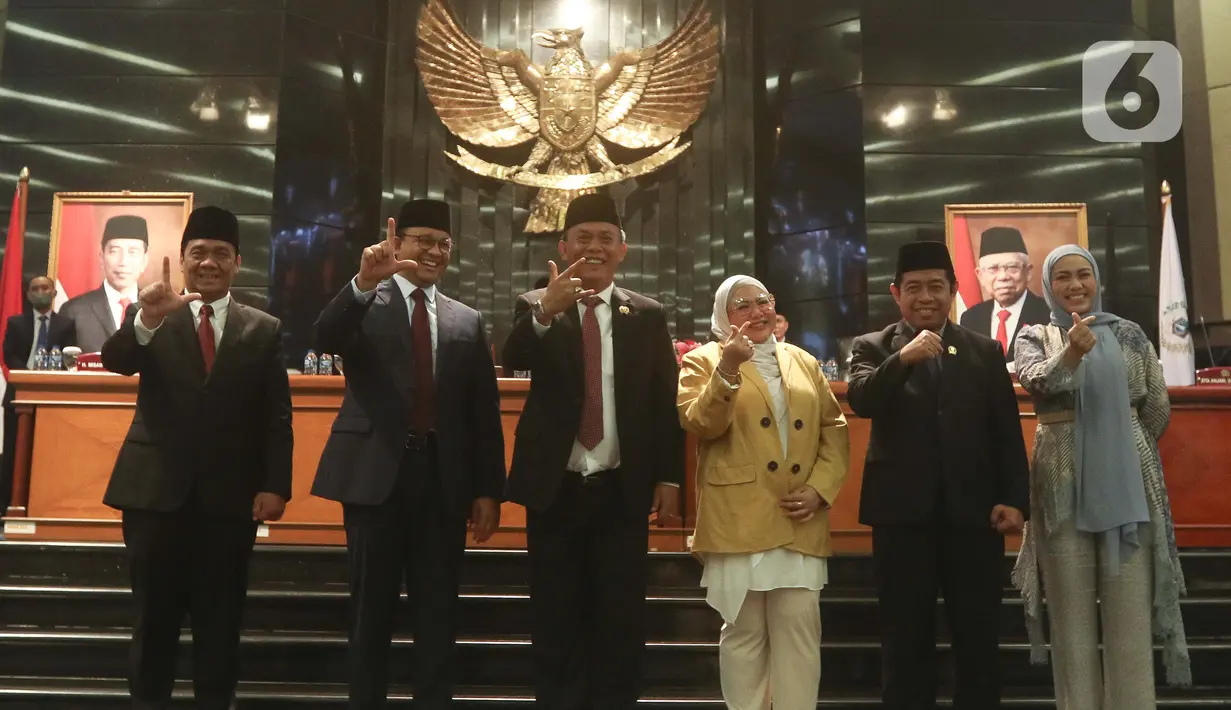 Ketua DPRD DKI Jakarta Prasetyo Edi Marsudi (tengah) bersama Gubernur DKI Jakarta Anies Baswedan (kedua kiri), Wakil Gubernur DKI Jakarta Ahmad Riza Patria (kiri) berfoto bersama usai mengikuti sidang paripurna di Gedung DPRD DKI Jakarta, Selasa (13/9/2022). DPRD DKI Jakarta menggelar rapat paripurna pengumuman masa akhir kepemimpinan Gubernur DKI Jakarta Anies Baswedan - Ahmad Riza Patria 30 hari sebelum masa tugas berakhir. Rapat paripurna pengumuman pemberhentian Anies ini dilakukan sesuai Surat Edaran Kementerian Dalam Negeri Nomor 131/2188/OTDA. (Liputan6.com/Herman Zakharia)