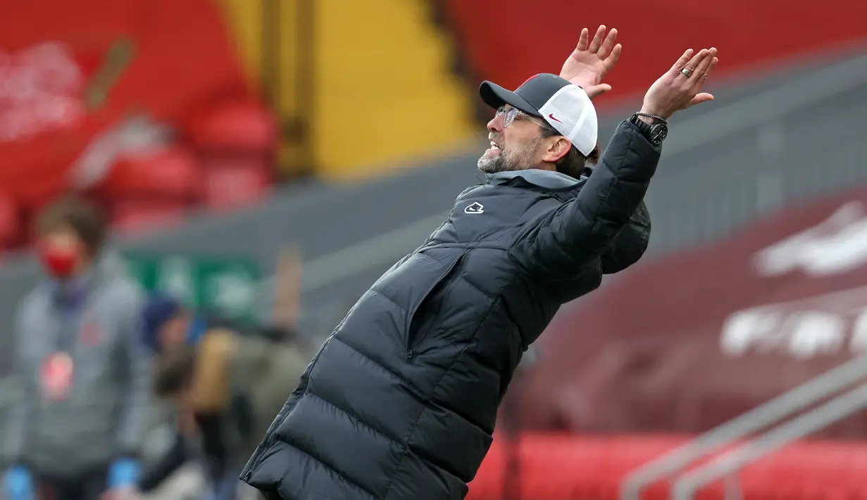 Manajer tim Liverpool, Jurgen Klopp tampak kecewa dengan penampilan timnya saat menghadapi Fulham dalam laga lanjutan Liga Inggris 2020/21 di Anfield Stadium, Minggu (7/3/2021). Liverpool kalah 0-1 dari Fulham. (AFP/Clive Brunskill/Pool)