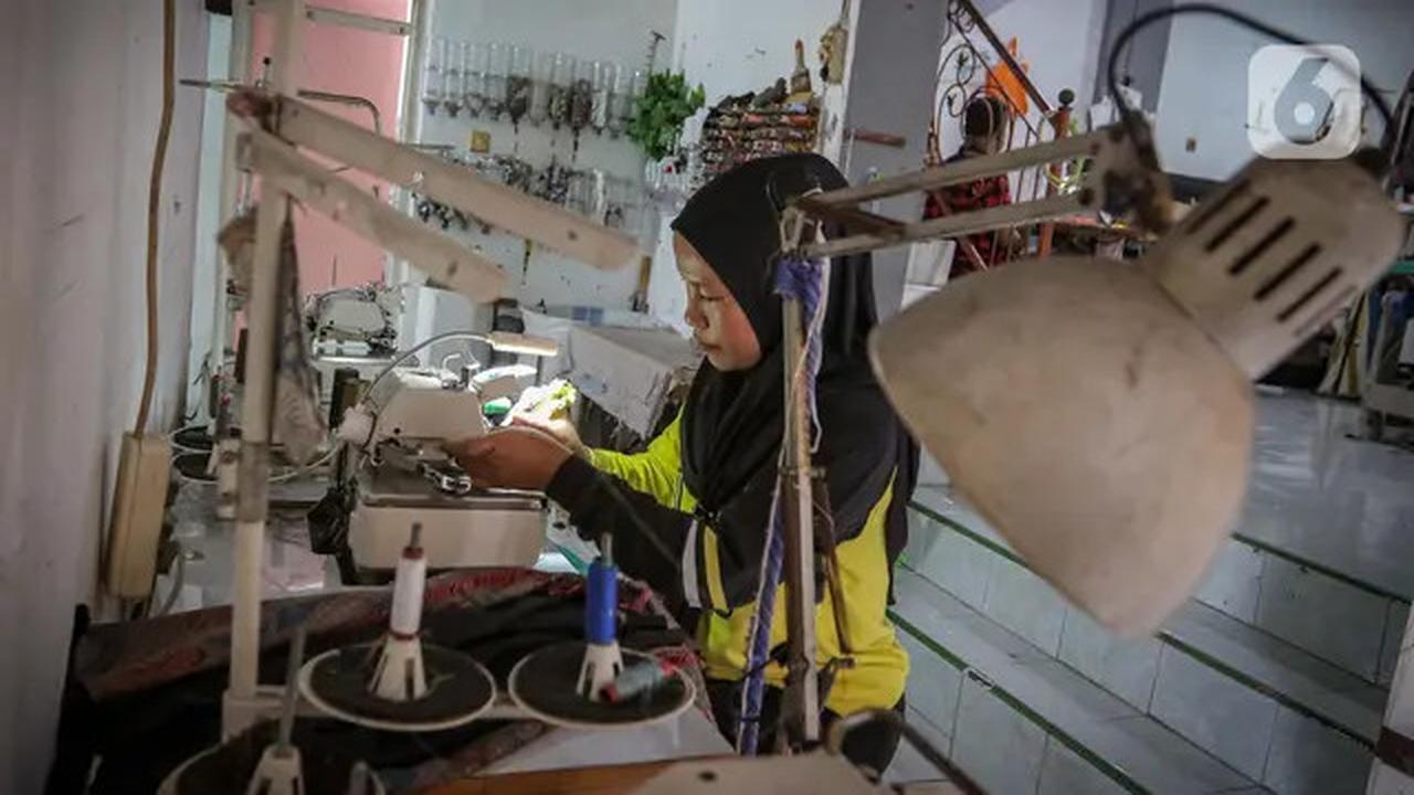 Pekerja menjahit pakaian yang diproduksi di salah satu industri konveksi rumahan di Kawasan Cipadu, Kota Tangerang, Banten, Selasa (9/1/2024). Pemerintah menyiapkan anggaran untuk subsidi bunga Kredit Usaha Rakyat (KUR) sebesar Rp47,78 triliun pada 2024.