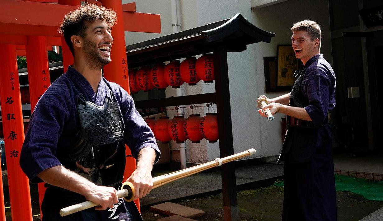 Max Verstappen (kanan) dan Daniel Ricciardo tertawa saat mengenakan pakaian khusus untuk berlatih Kendo di Konnou Dojo, Shibuya, Jepang (4/10/2017). Daniel dan Max saat ini berapa pada peringkat 4 dan 6 klasemen. (Bola.com/dok.redbullracing.com)