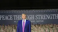 Presiden Amerika Serikat Donald Trump&nbsp;saat berada di Pangkalan Udara Al Udeid di Doha, Qatar, Kamis (15/5/2025). (Dok. AP/Alex Brandon)