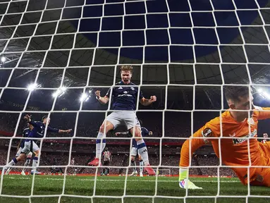Pemain Manchester United, Rasmus Hojlund (kiri) merayakan gol yang dicetak oleh Casemiro ke gawang Athletic Bilbao dalam laga leg 1 semifinal Liga Europa 2024/2025 di San Mames Stadium, Bilbao, Spanyol, Kamis (01/05/2025) waktu setempat. (AP Photo/Miguel Oses)