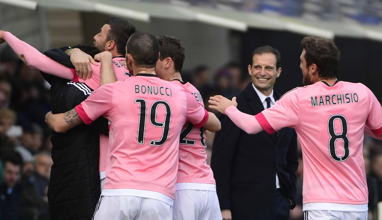 Para Pemain Juventus, merayakan gol Andrea Barzagli saat melawan Atalanta pada lanjutan Serie A 2015-2016  di Stadion Atleti Azzurri d'Italia, Minggu (6/3/2016) malam WIB. (AFP/Olivier Morin)