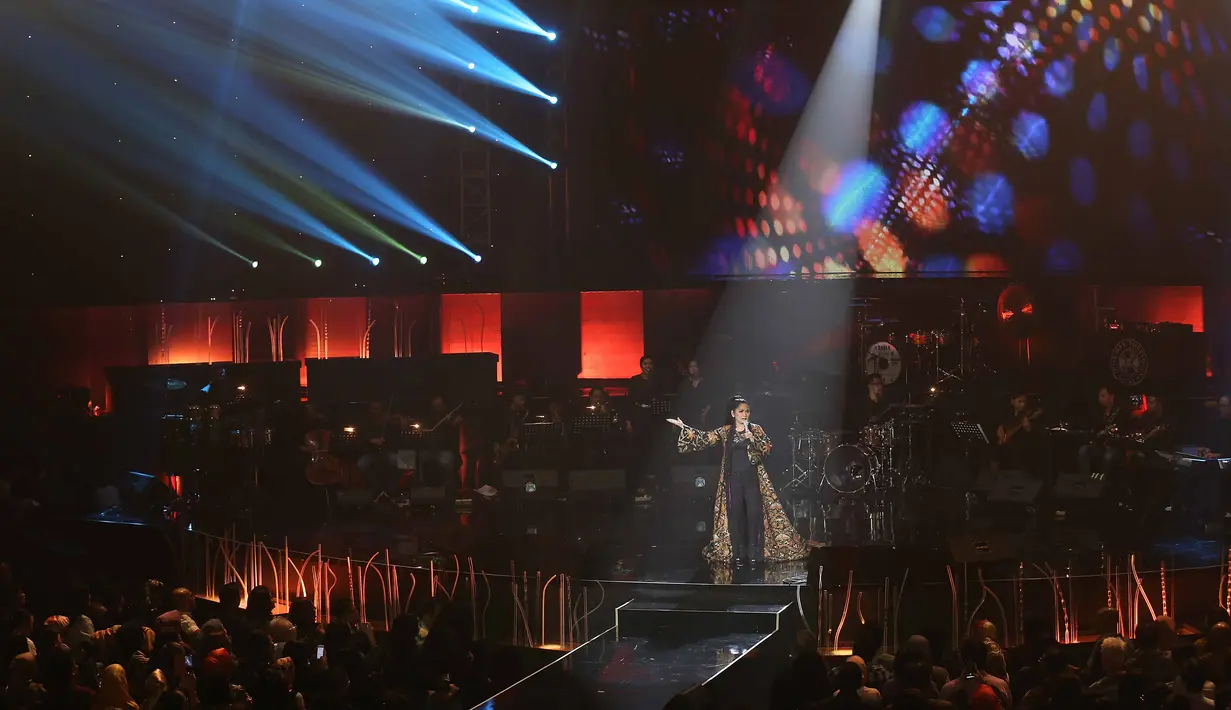 Dalam konser yang bertajuk September Ceria itu Vina pun menghadirkan segmen khusus dengan melakukan kolaborasi bersama musisi muda Indonesia seperti Ikmal Tobing, DJ Goeslan, dan Icez. (Nurwahyunan/Bintang.com)