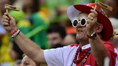 Seorang pria menggunakan atribut unik saat menyaksikan pertandingan bola tangan antara Polandia vs Brasil dalam ajang Olimpiade 2016, di Rio de Janeiro, 10 Agustus 2016. (AFP PHOTO/Franck FIFE)