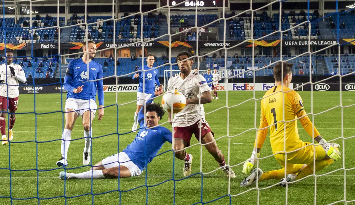Penyerang Arsenal, Reiss Nelson saat memasukan bola ke gawang Molde pada pertandingan Grup B Liga Europa di Stadion Aker di Molde, Norwegia, Kamis (26/11/2020). Arsenal menang telak 3-0 atas Molde. (Svein Ove Ekornesvag / NTB via AP)