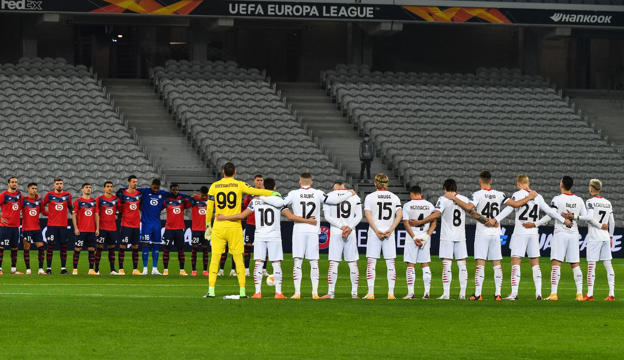 Pemain AC Milan dan Lille melakukan penghormatan untuk Diego Maradona sebelum memulai pertandingan Liga Europa di Stade Pierre Mauroy, Jumat (27/11/2020) dini hari WIB. AC Milan bermain imbang 1-1 menghadapi Lille. (AFP/Dennis Charlet/pool)