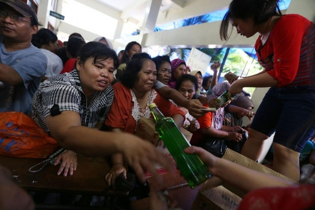 Antusiasme warga borong sembako di pasar murah Yayasan Hati Suci
