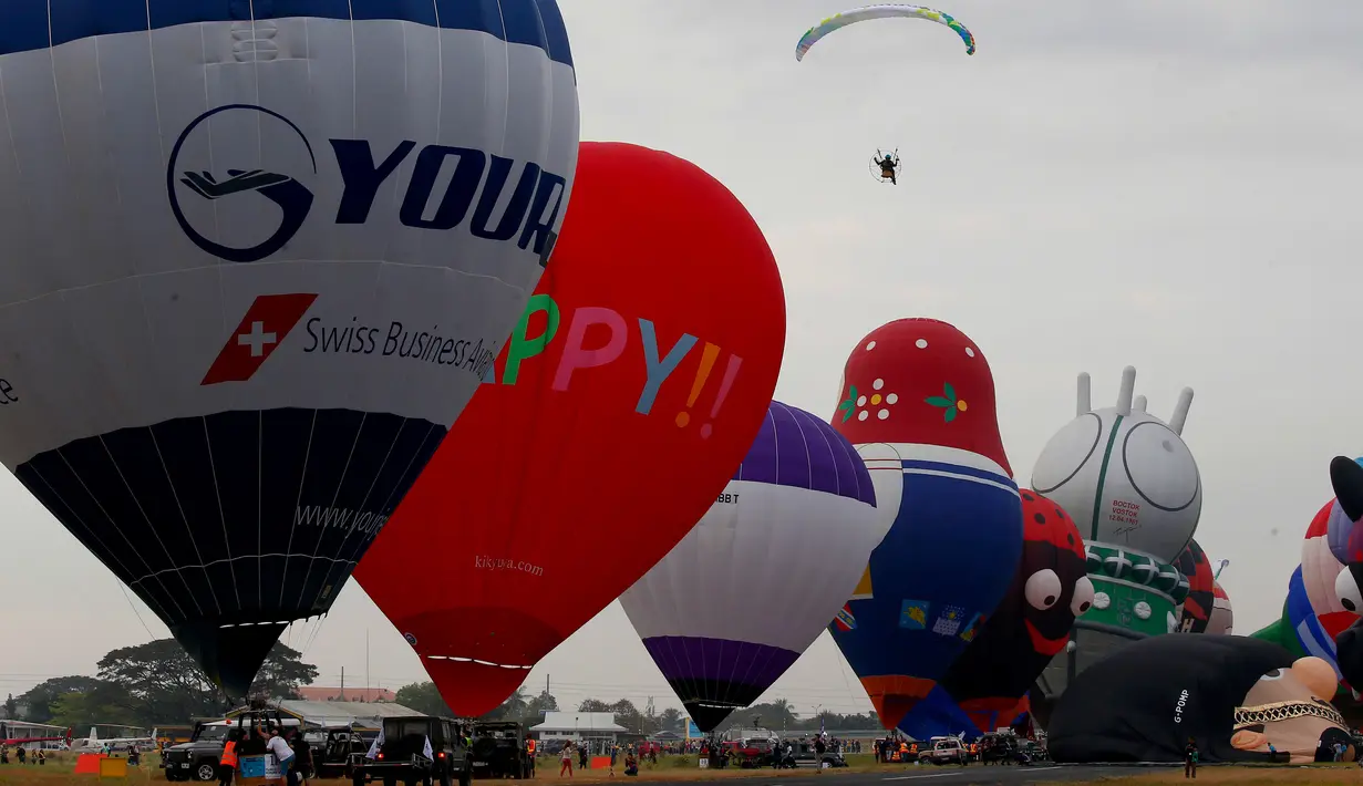 Kemeriahan Festival Balon Udara Internasional yang berlangsung di Clark, Utara Manila, Provinsi Pampanga, Filipina, Kamis (8/2). Festival ini menampilkan 26 balon udara raksasa aneka warna dan bentuk. (AP Photo/Bullit Marquez)