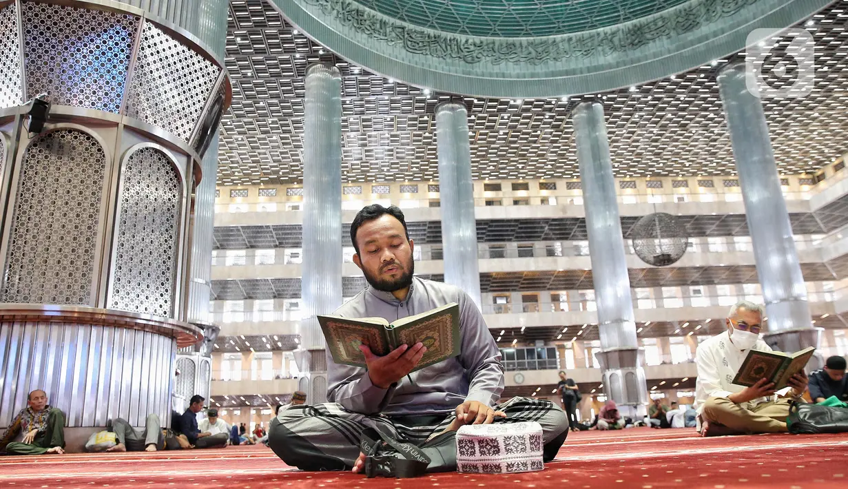 Umat Muslim membaca Al-Qur'an di Masjid Istiqlal, Jakarta, Jumat (7/3/2025). (Liputan6.com/Angga Yuniar)
