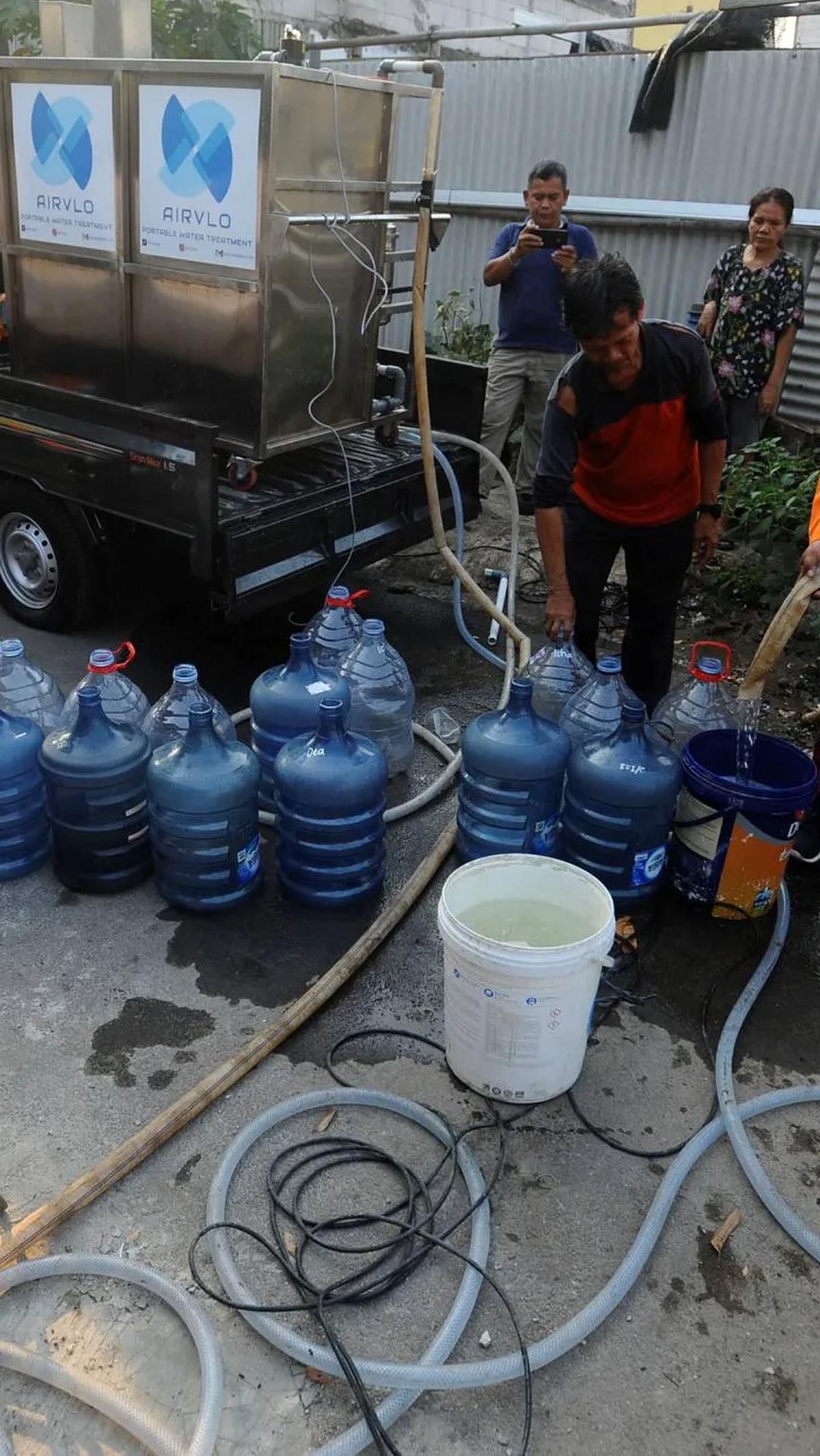 Selain itu, pengguna alat penjernih air ini juga dianggap praktis. Petugas tak perlu lagi menggunakan truk tangki untuk menyuplai air bersih ke gang-gang kecil.<br>