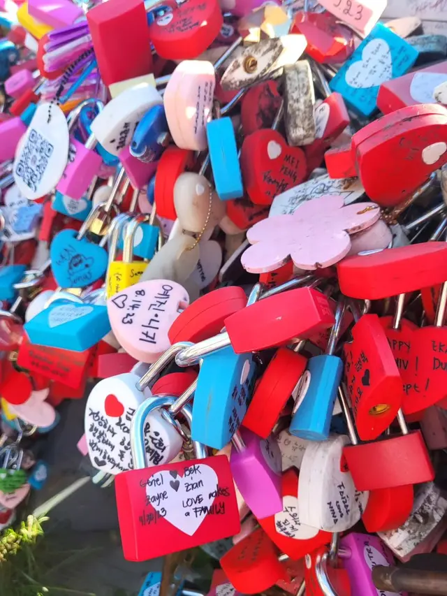 [Fimela] Ayu Ting Ting di Korea