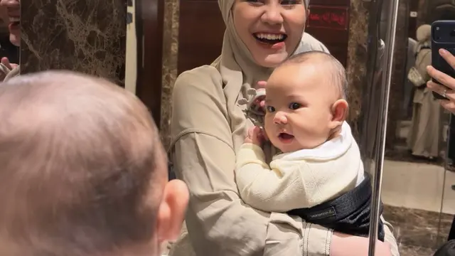 Aaliyah Massaid saat Umrah pakai abaya coklat. [@thariqhalilintar]